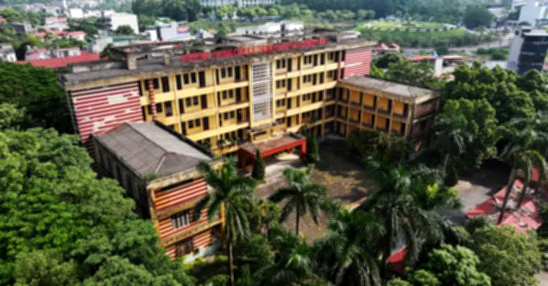 Trường học 10 năm không khai giảng, giáo viên đi làm phụ hồ ở Điện Biên