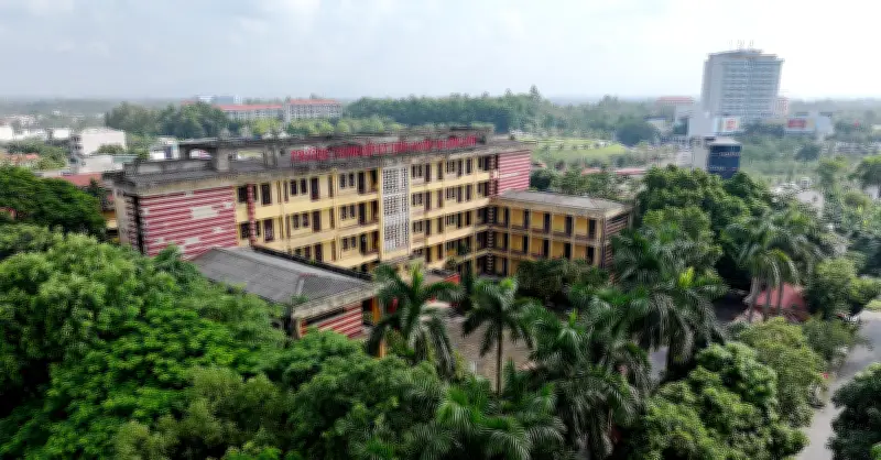 Trường học 10 năm không khai giảng, giáo viên đi làm phụ hồ để mưu sinh