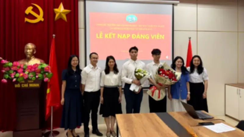 Trường Đại học Ngoại ngữ phát triển Đảng trong sinh viên, kết nạp hàng trăm đảng viên trẻ