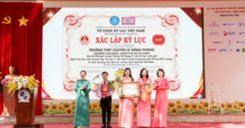 Trường THPT chuyên Lê Hồng Phong đón nhận Kỷ lục Việt Nam cho Olympic 30/4