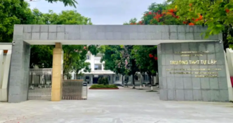 Trường THPT Tự Lập Hà Nội trao 10 triệu đồng cho thủ khoa lớp 10