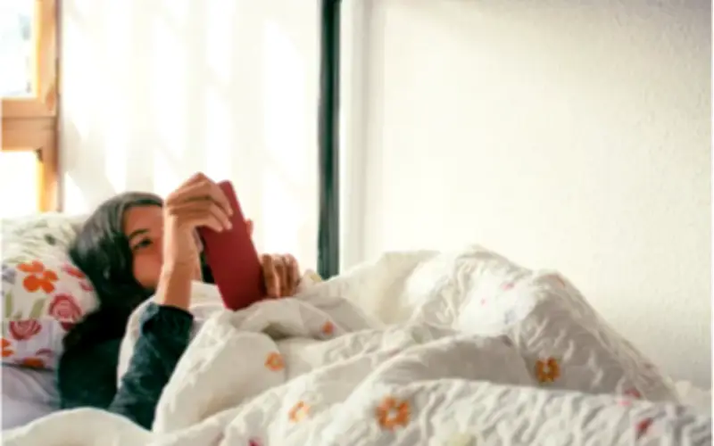 Trào lưu ngủ trong hộp giấy: Detox tâm trí hay trốn chạy thực tại?