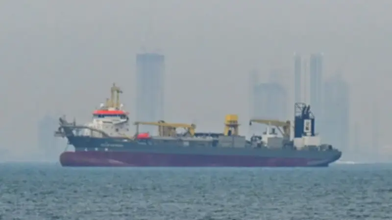 Trump tuyên bố Mỹ có thể kiểm soát eo biển Hormuz, Iran bắn rơi máy bay Mỹ