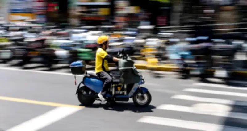 Trung Quốc đánh thuật toán bóc lột tài xế ứng dụng giao hàng, gọi xe