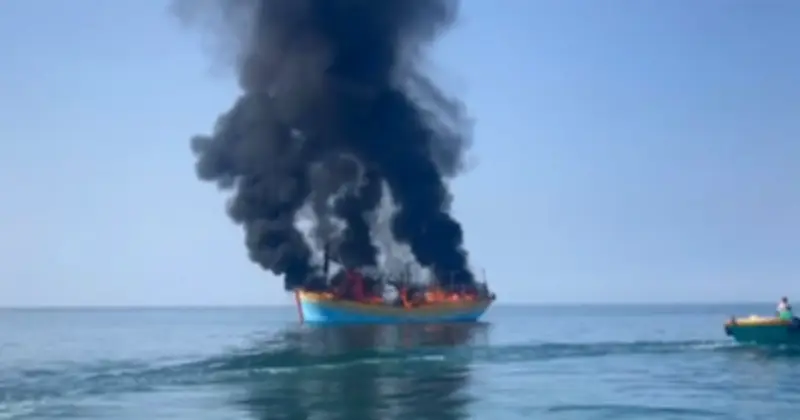 Tàu cá 19 mét bốc cháy dữ dội trên biển Phan Thiết, nhiều ngư dân hỗ trợ chữa lửa