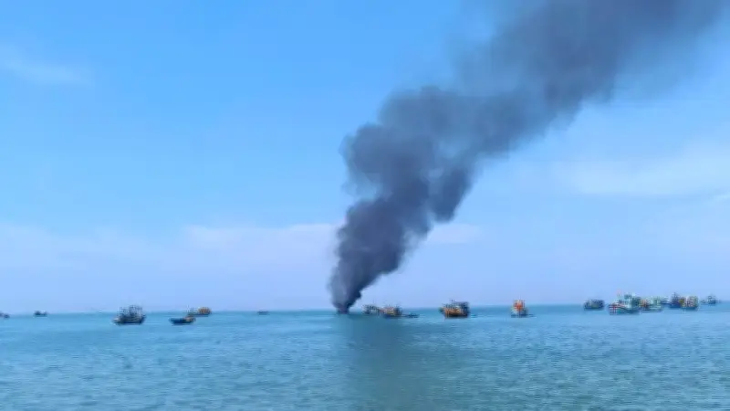 Tàu cá bốc cháy trên biển Lâm Đồng, 2 người bỏng nặng, 1 mất tích