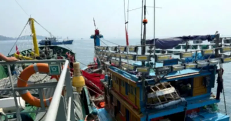 Tàu cá gặp nạn giữa biển, 12 người phát tín hiệu cầu cứu khẩn cấp