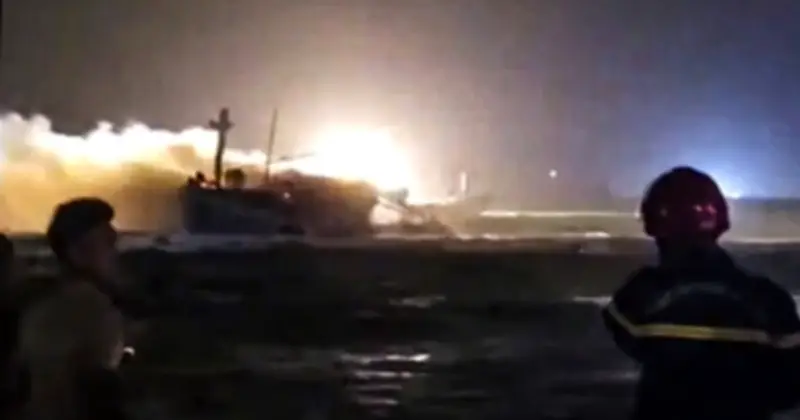 Tàu cá Quảng Ngãi bốc cháy dữ dội trên biển, không có thiệt hại về người