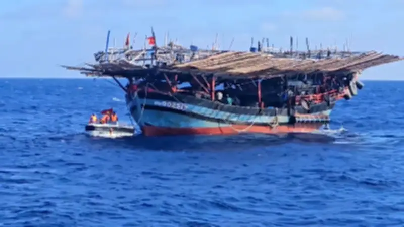 Tàu cá Quảng Ngãi gặp nạn trên biển, 36 thuyền viên phát tín hiệu cấp cứu khẩn