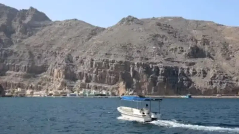 Tàu chở hàng Iran bị bắn, căng thẳng leo thang tại eo biển Hormuz