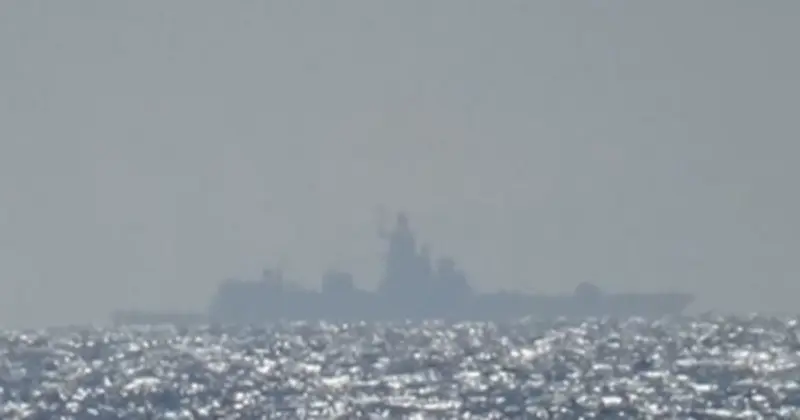 Tàu hộ vệ Nga hộ tống ba tàu bị cấm vận qua eo biển Manche