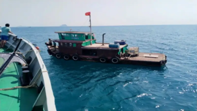 Tàu Hải quân 785 giải cứu thành công ghe cá hỏng máy trôi dạt trên biển Cam Ranh