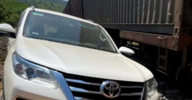 Tàu hàng tông ô tô băng qua đường sắt, 3 người bị thương nặng