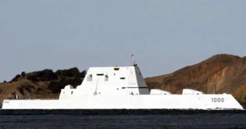 Tàu khu trục tàng hình giá 8 tỷ USD của Mỹ bất ngờ bốc cháy