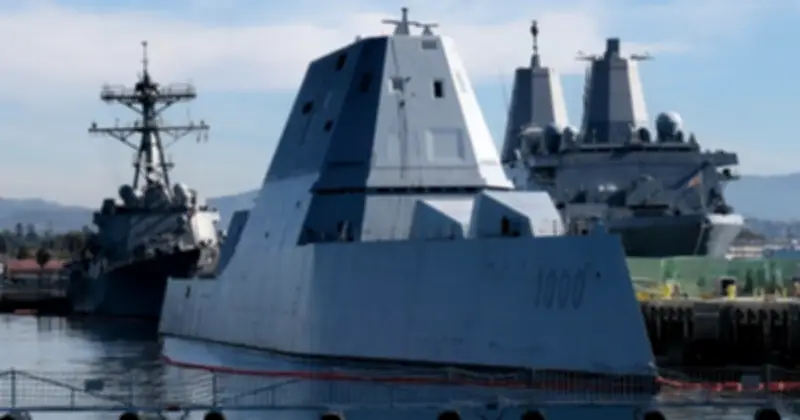 Tàu khu trục tàng hình USS Zumwalt của Mỹ bốc cháy, một thủy thủ nhập viện