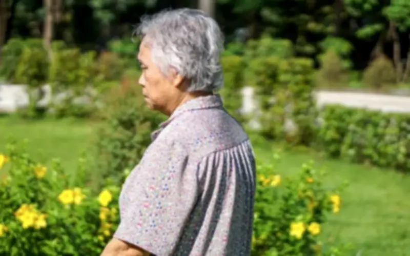 Tuổi già vẫn đi làm, con gửi 27 triệu mỗi tháng nhưng bà cụ nhận lại nỗi tủi thân khó nói