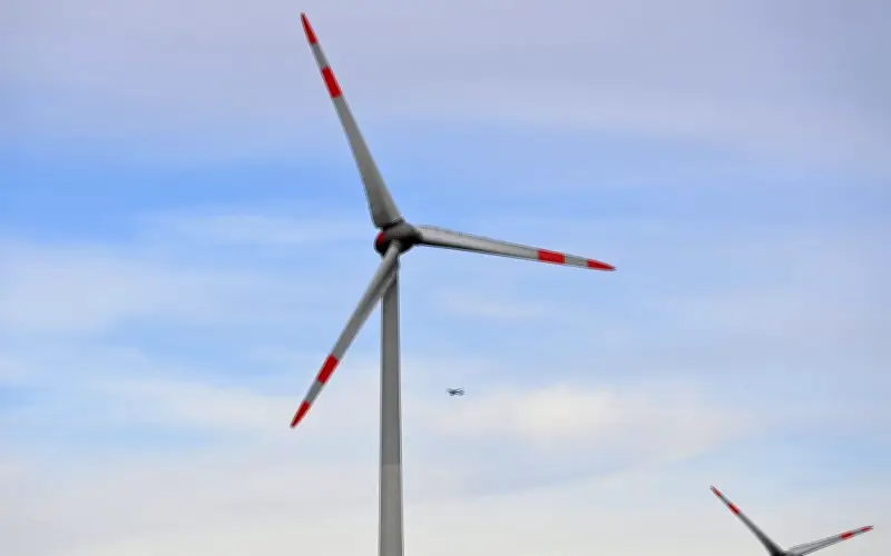 Turbine điện gió đổ do gió mạnh, bị trộm 'xẻ thịt' ngay sau đó