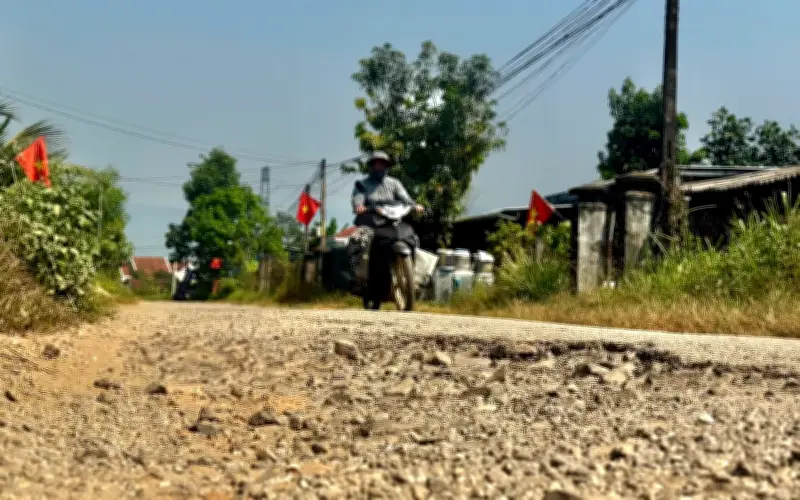 Tuyến ĐH09 xuống cấp nghiêm trọng, người dân Bình Minh khốn khổ vì bụi mù và lầy lội
