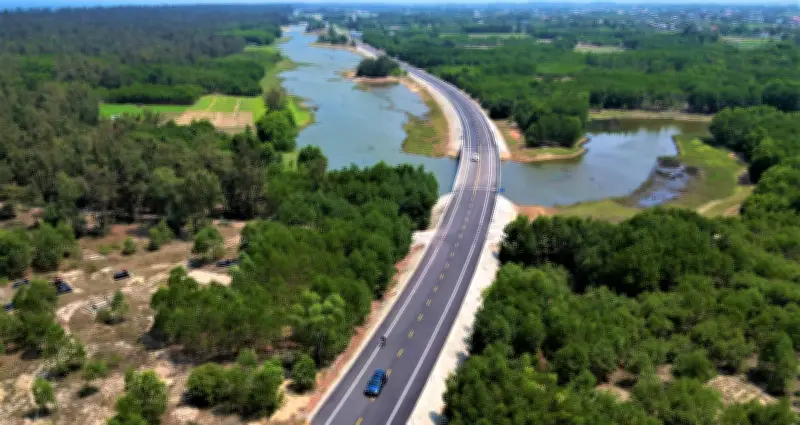 Tuyến đường ven biển Quảng Ngãi dài hơn 100km đang dần thành hình, thúc đẩy phát triển kinh tế