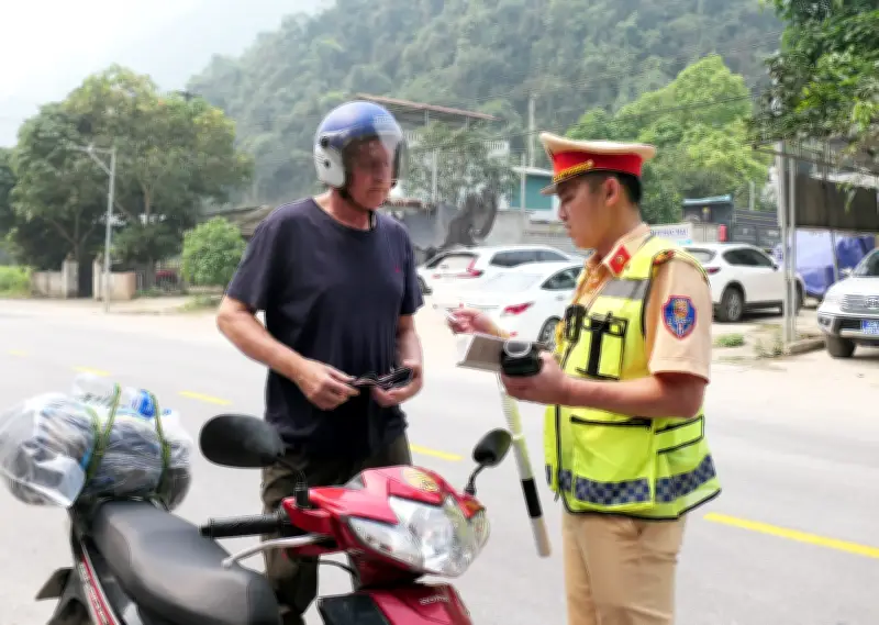 Tuyên Quang tăng cường kiểm soát an toàn giao thông du lịch tại cao nguyên đá Đồng Văn