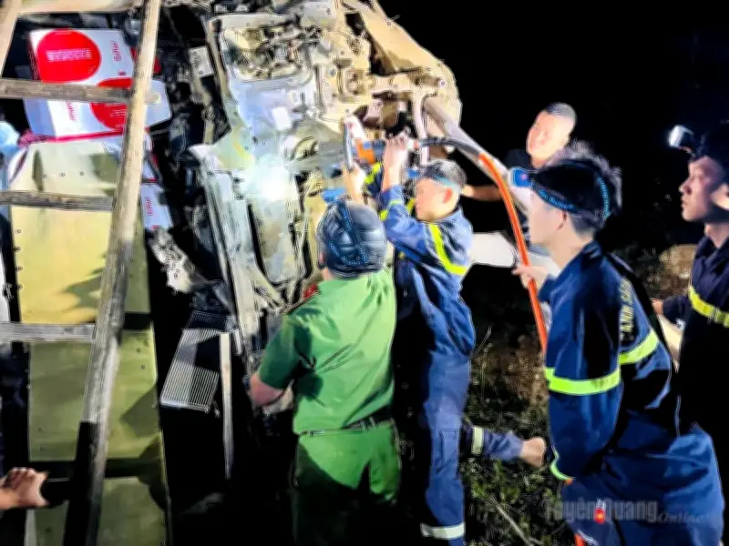 Tuyên Quang: Xe tải lao xuống vực sâu, tài xế bị mắc kẹt trong cabin biến dạng