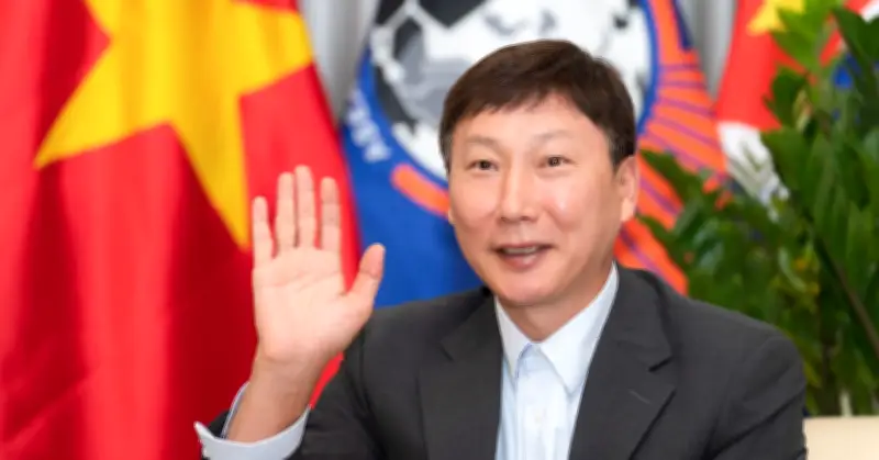 Tuyển Việt Nam cần HLV Kim Sang-sik tinh táo trước thử thách mới