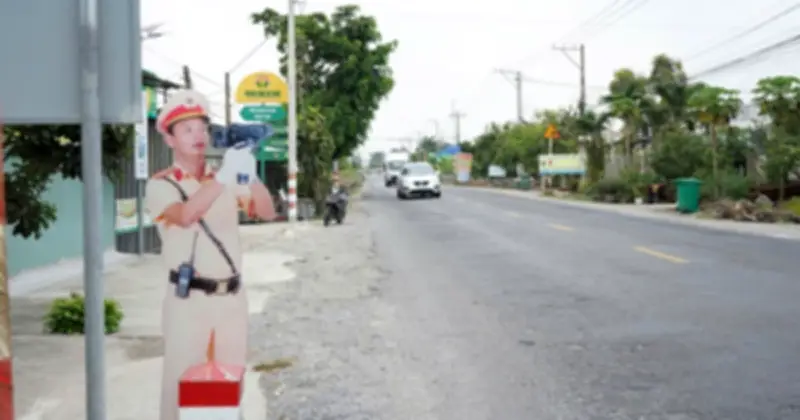 Tây Ninh: Hình nộm cảnh sát giao thông 'bắn tốc độ' khiến tài xế giật mình, giảm tốc