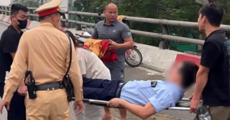 Đầu loang dầu 50m trên cầu vượt Hà Nội, nhiều xe máy trượt ngã giờ cao điểm