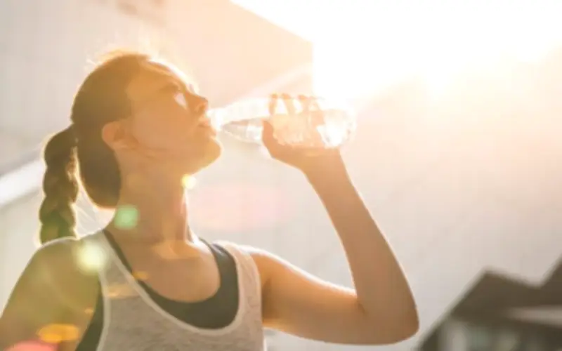 Uống nước tưởng vô hại nhưng sai cách lại hại ngược cơ thể: 4 thói quen nhiều người đang mắc phải