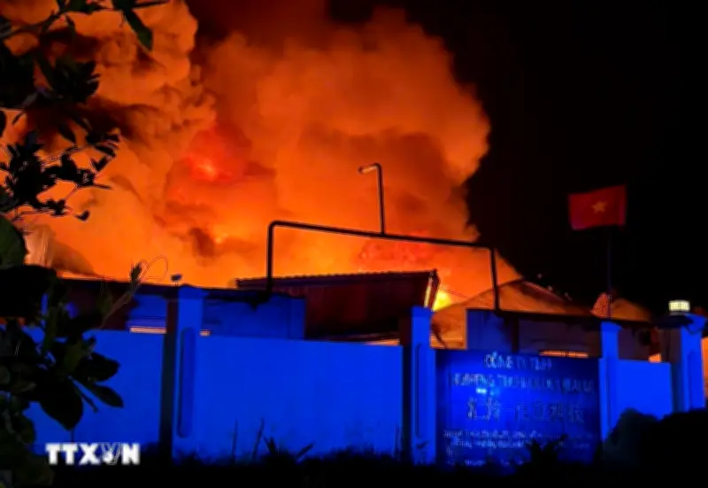 Vụ cháy lớn kèm nhiều tiếng nổ tại cơ sở sản xuất sơn ở TP.HCM