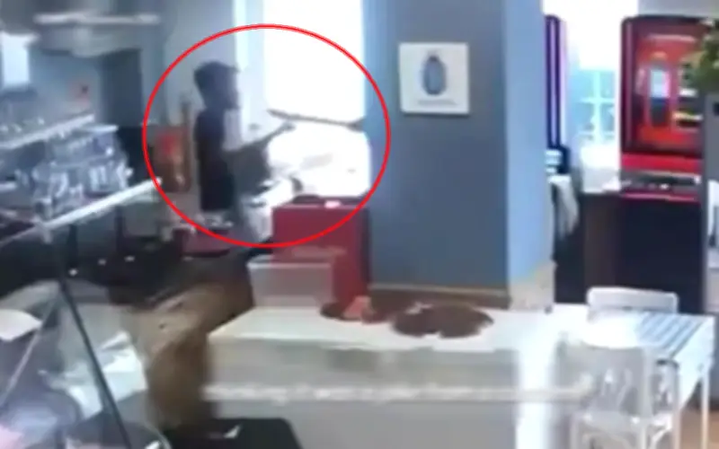 Vụ cướp hy hữu ở Tây Ban Nha: Kẻ cầm dao bị nhân viên bar cười nhạo, bỏ đi tay không