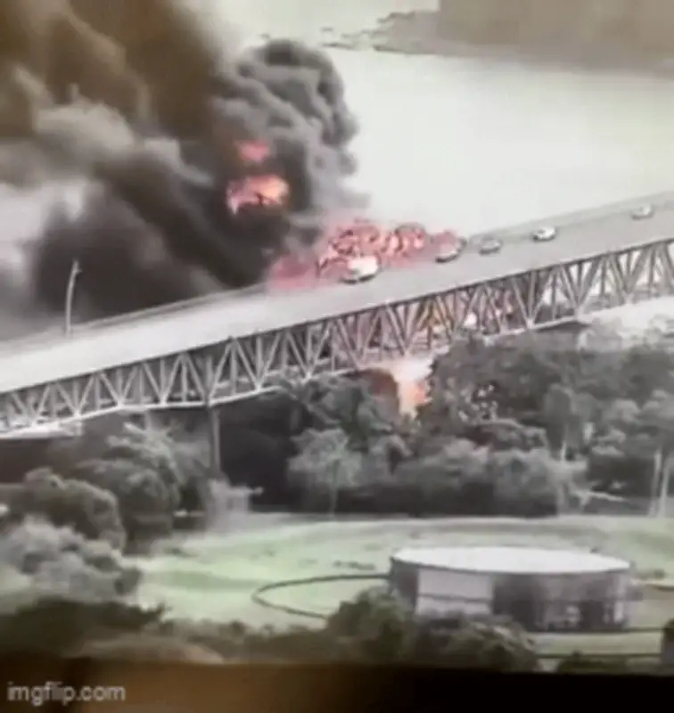 Vụ nổ lớn làm hư hại cầu vượt kênh đào Panama, giao thông tê liệt