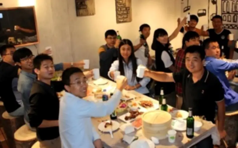 Về quê họp lớp sau nhiều năm, lớp trưởng nói một câu khiến tôi rời bữa tiệc