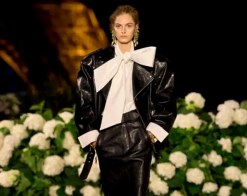 Vì sao combo áo sơ mi trắng và váy đen không bao giờ lỗi mốt?