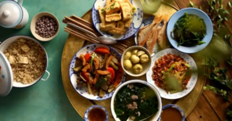 Vì sao ta luôn thèm cơm mẹ khi áp lực? Sự thật mâm cơm chưa lạnh