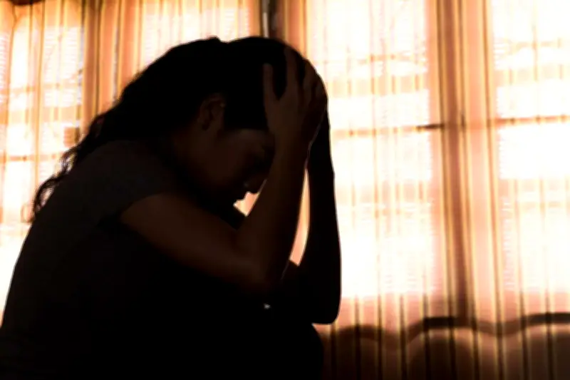 Vợ vay tiền nuôi sống, chồng vẫn không chịu về quê vì sợ bị cười vào mặt