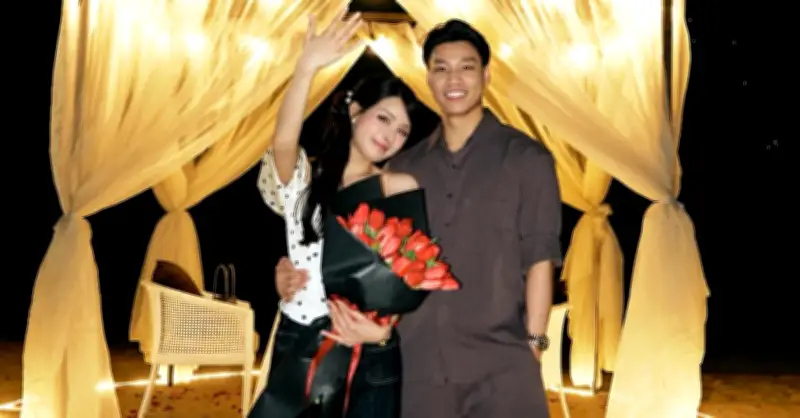 Vũ Văn Thanh cầu hôn bạn gái Bích Hạnh trong sinh nhật tuổi 30 đầy lãng mạn