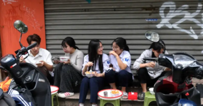 Vỉa hè Hà Nội thông thoáng nhờ xử lý vi phạm, nhưng vẫn còn tình trạng đối phó