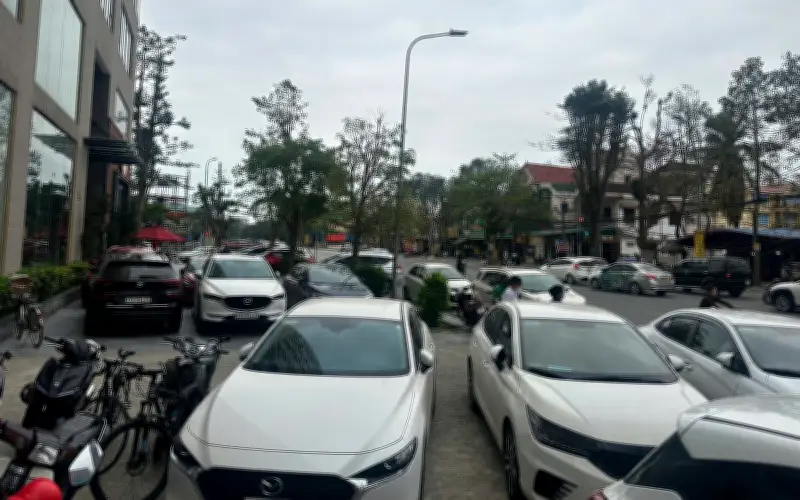 Vỉa hè Nghệ An biến thành bãi đỗ xe, người đi bộ bất an xuống lòng đường