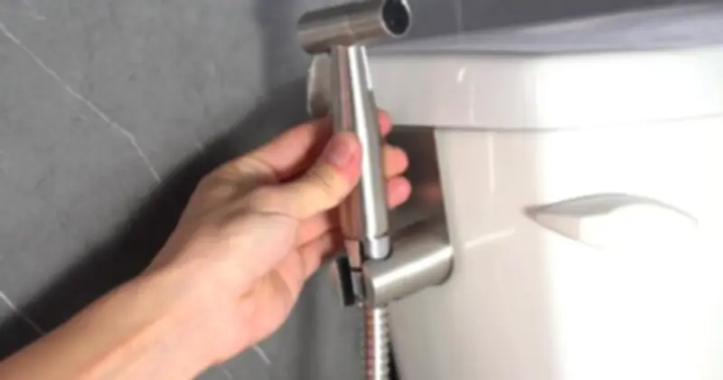 Vòi xịt vệ sinh: Lợi ích và nguy cơ tiềm ẩn cần biết