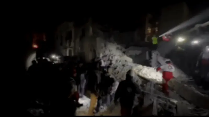 Video cảnh cứu hộ bơi trong đống đổ nát tìm nạn nhân tại Iran