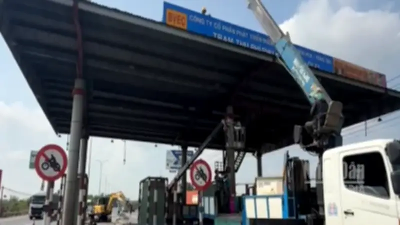 Video Ghi Lại Cảnh Thu Phí Trái Phép Trên Quốc Lộ 51 Gây Bức Xúc