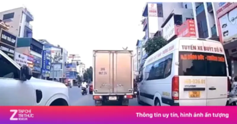 Video ghi lại cảnh tài xế lái xe 7 chỗ vượt ẩu, chen ép xe khác trên đường