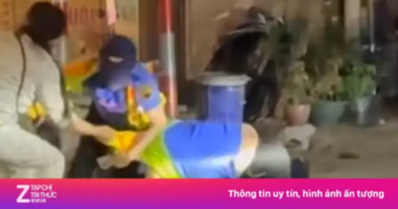 Video ghi lại cảnh vượt rào chắn, hành hung nhân viên đường sát gây phẫn nộ