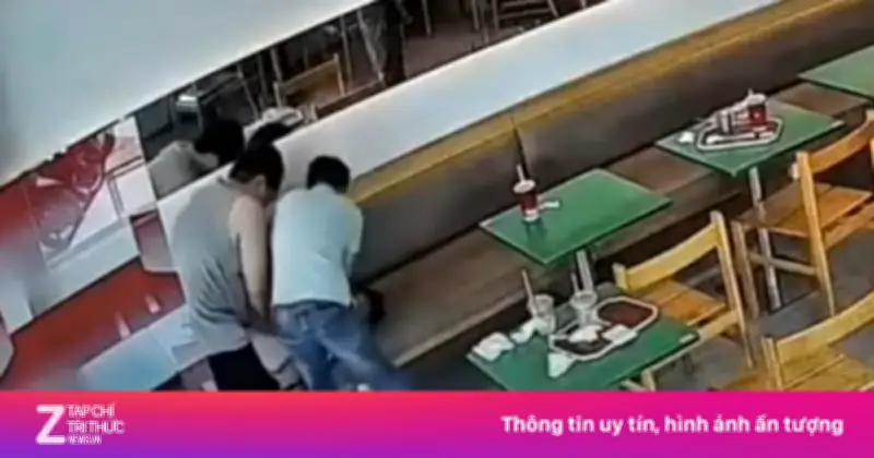 Video ghi lại khoảnh khắc bác sĩ ép tim cứu người ngừng tuần hoàn tại quán cà phê