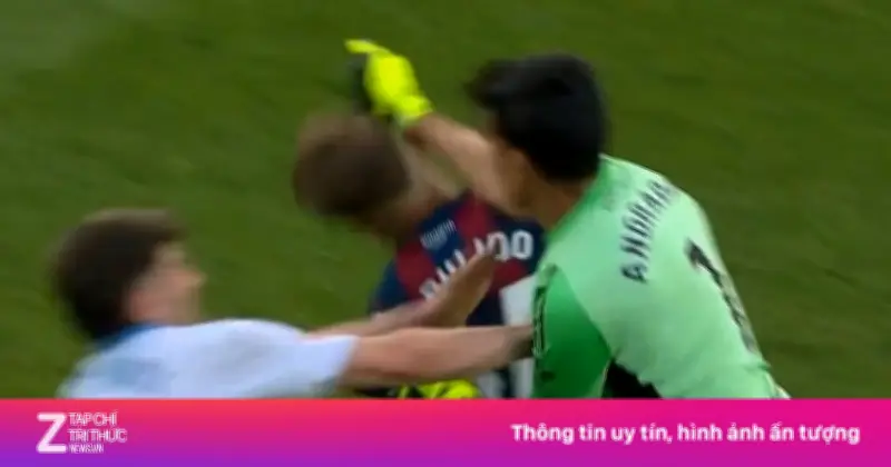 Video: Khoảnh khắc thủ môn đấm đối thủ gục ngã ở giải Tây Ban Nha