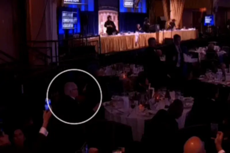 Video: Người đàn ông bình tĩnh ăn salad giữa khung cảnh nổ súng hỗn loạn tại tiệc nhà Trang