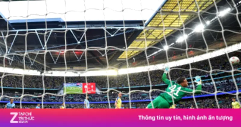 Video tình huống kỳ lạ tại FA Cup khiến cầu thủ bất lực