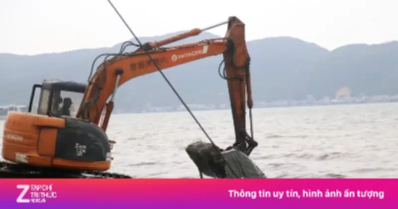 Video trục vớt vật thể giống xác xe tăng trên biển Quy Nhơn