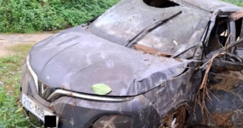 VinFast VF 5 bị lũ cuốn phủ kín bùn, chủ xe được bồi thường 468 triệu đồng